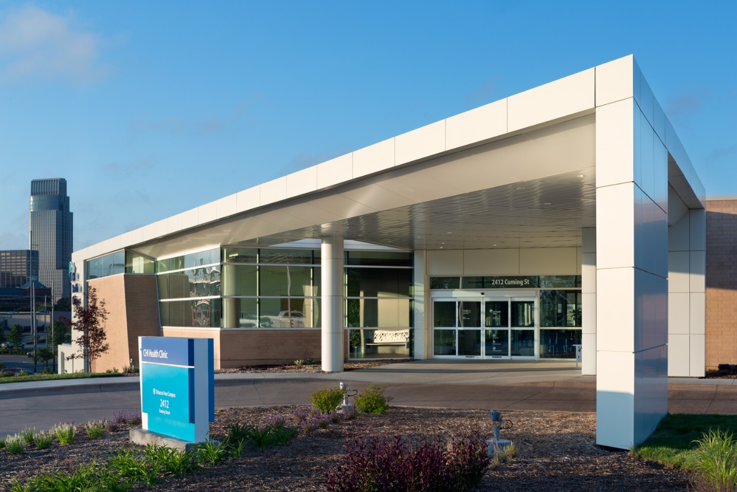 Exterior view of the entrance to the clinic.